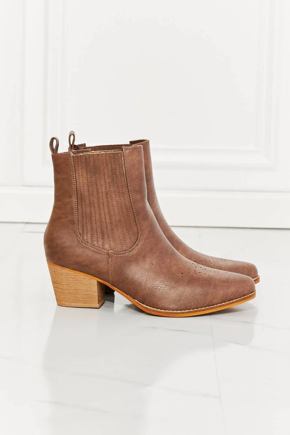 Love Journey - Stacked Heel Chelsea Boot in Chestnut For Women