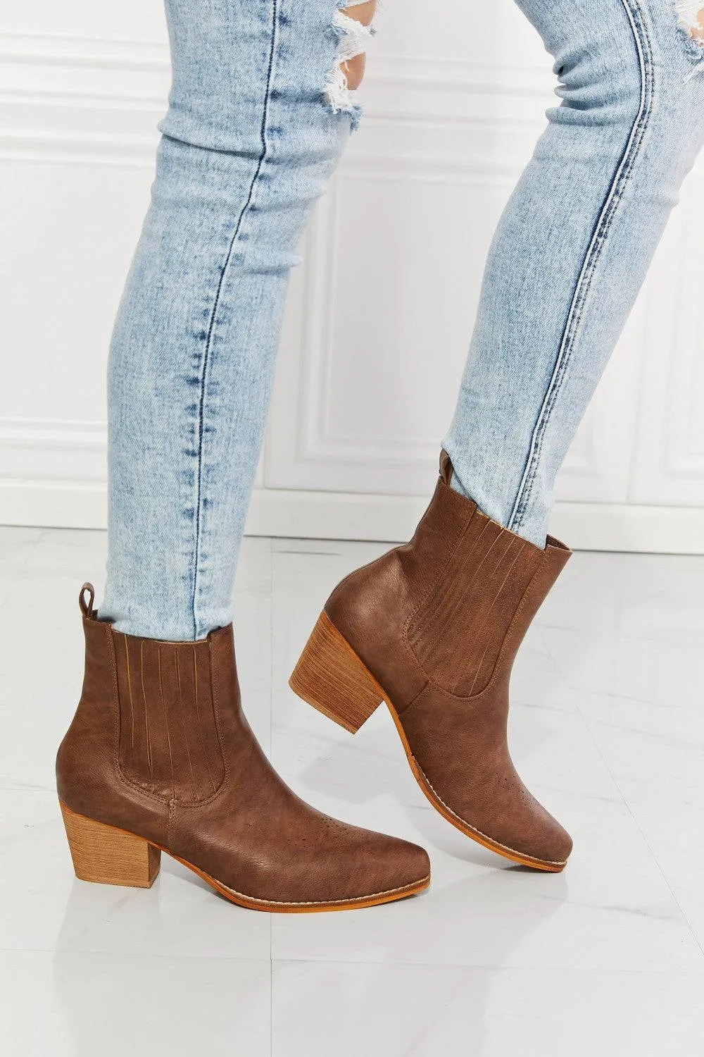 Love Journey - Stacked Heel Chelsea Boot in Chestnut For Women